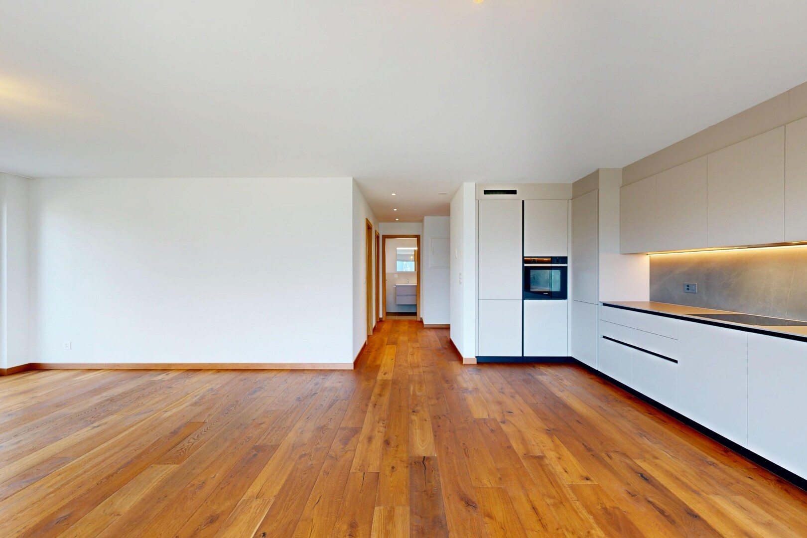 küche mit flat panel cabinets, schränke mit flachen paneelen, holzfußboden, wood finish floor, und ofen