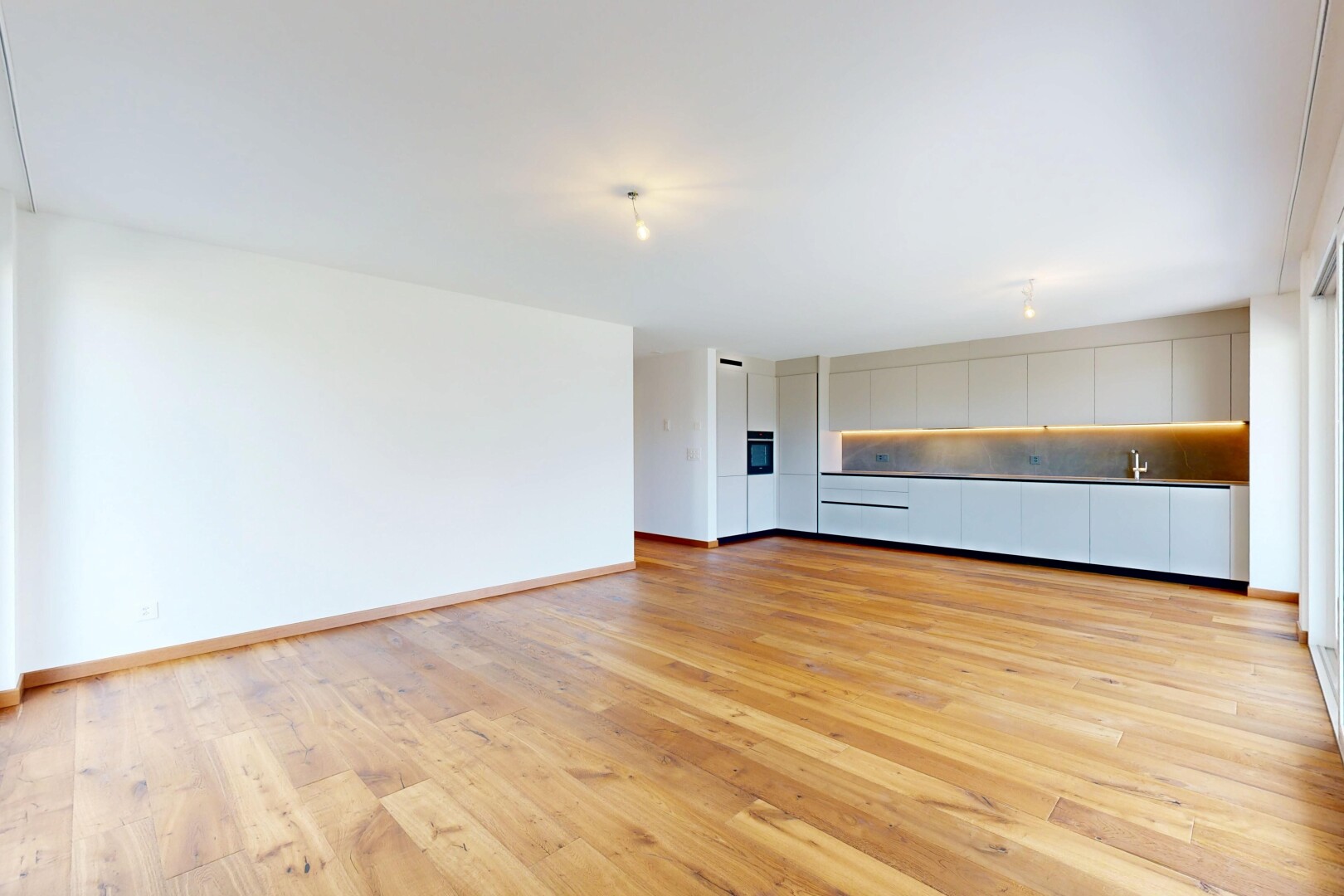 leerer raum mit light floor, holzfußboden, wood finish floor, inside property, und gipskartonwand