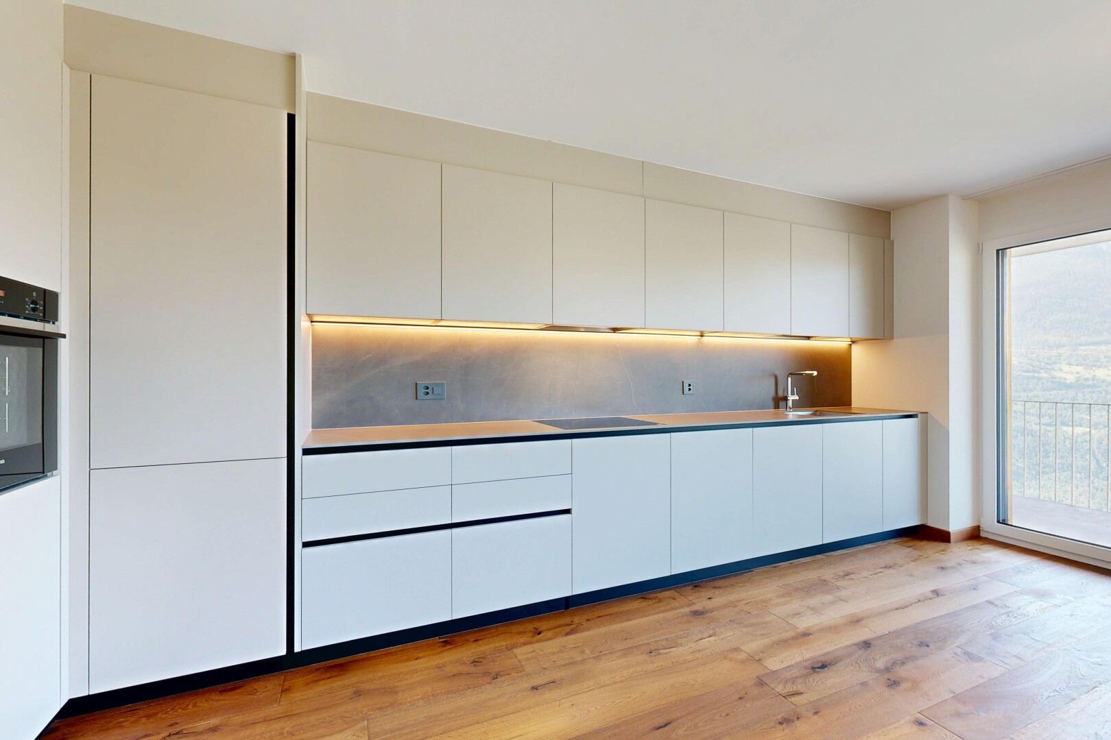 küche mit flat panel cabinets, schränke mit flachen paneelen, holzfußboden, wood finish floor, und inside property