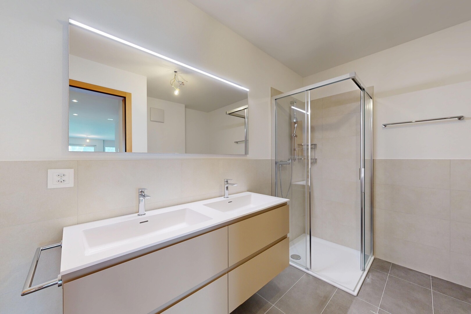 bad mit fliesenwand, tile wall, dusche, doppelwaschtisch, und inside property