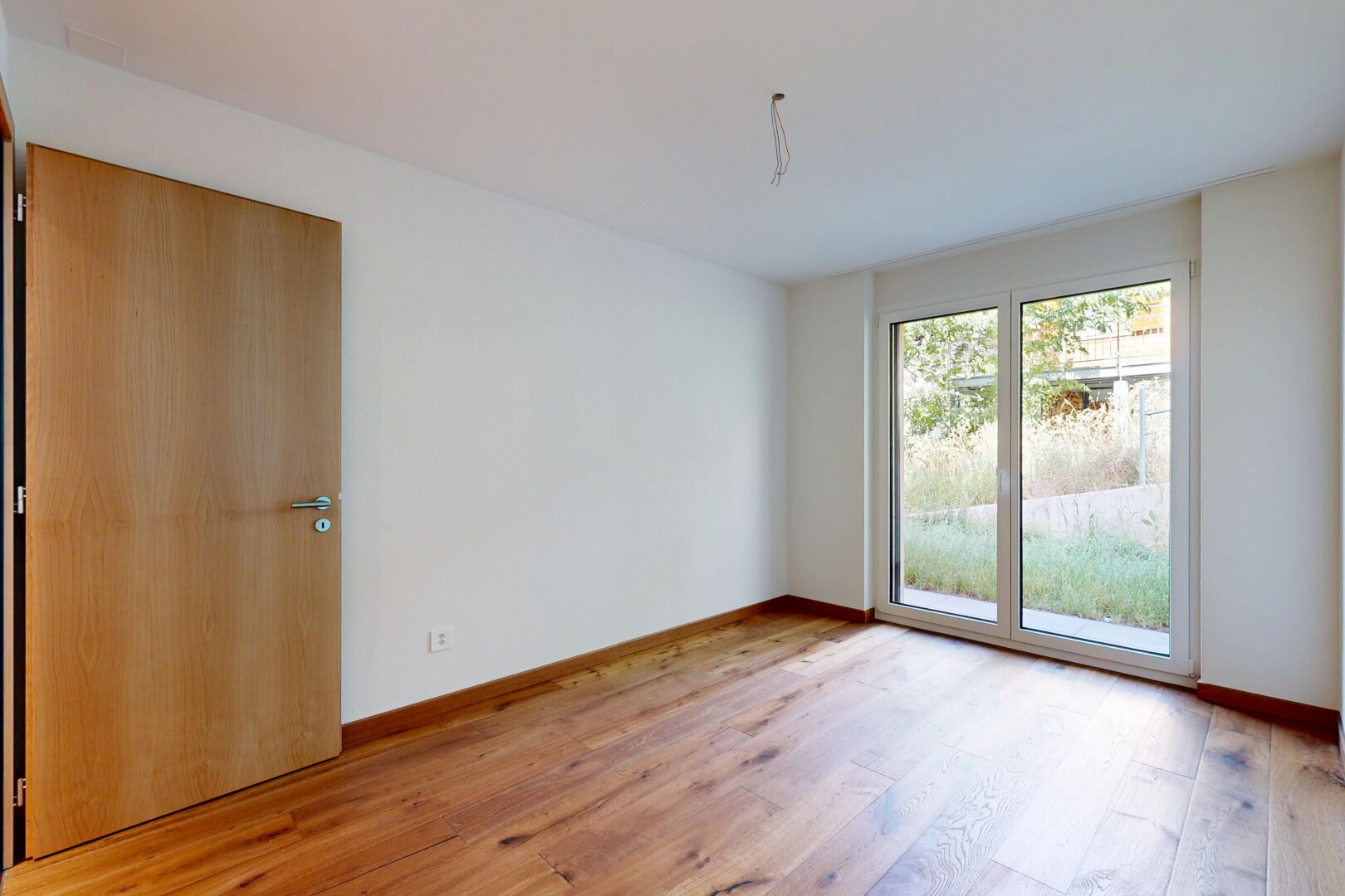leerer raum mit inside property, holzfußboden, wood finish floor, gipskartonwand, und drywall