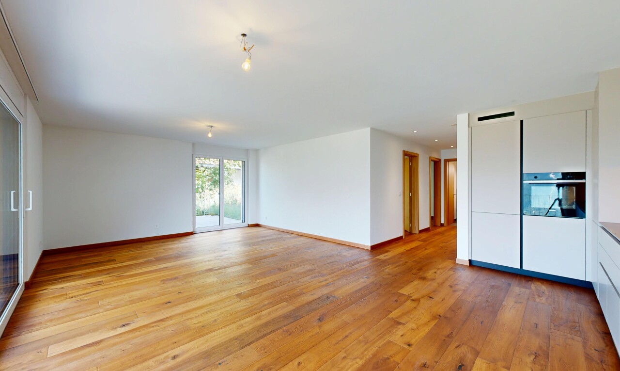 leerer raum mit holzfußboden, wood finish floor, inside property, gipskartonwand, und drywall