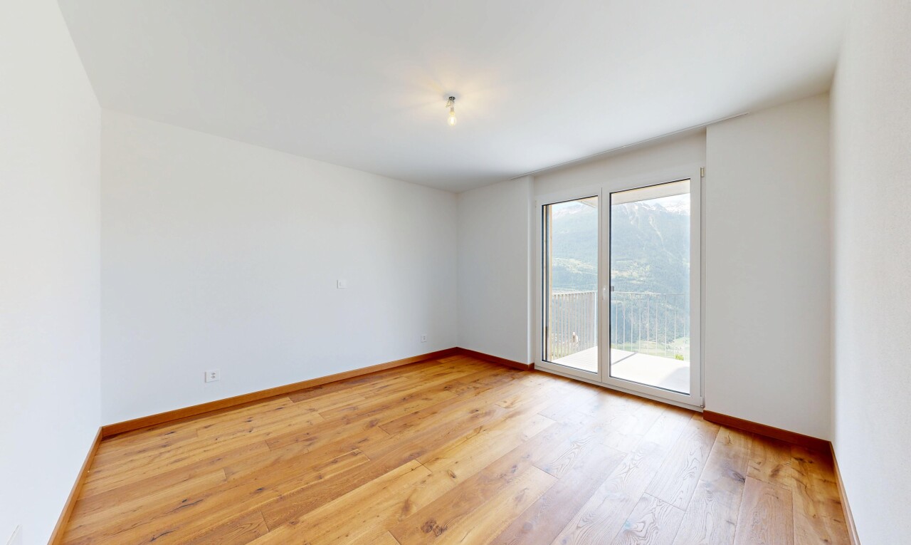 leerer raum mit holzfußboden, wood finish floor, inside property, gipskartonwand, und drywall
