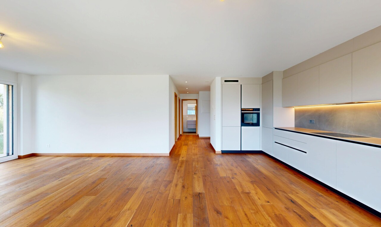 küche mit flat panel cabinets, schränke mit flachen paneelen, holzfußboden, wood finish floor, und ofen