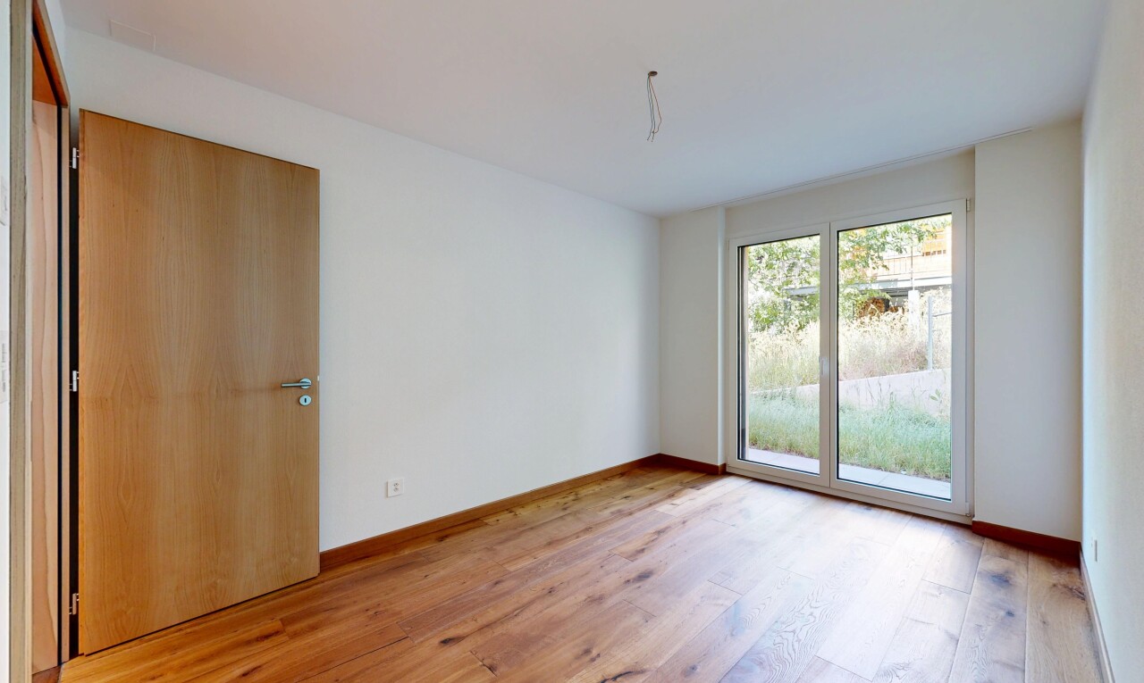 leerer raum mit inside property, holzfußboden, wood finish floor, gipskartonwand, und drywall