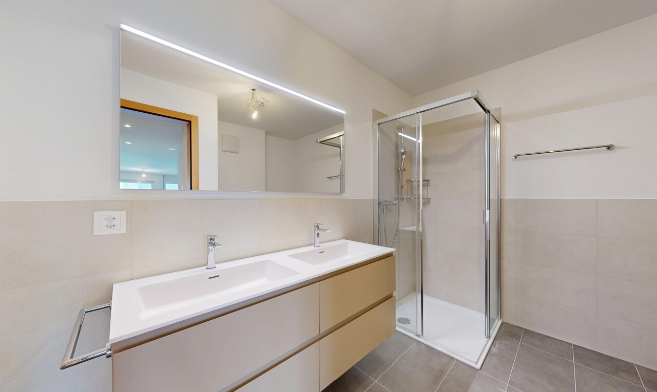 bad mit fliesenwand, tile wall, dusche, doppelwaschtisch, und inside property