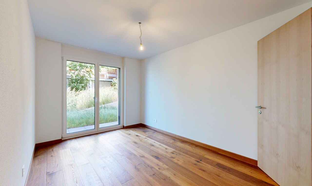 leerer raum mit inside property, holzfußboden, wood finish floor, gipskartonwand, und drywall