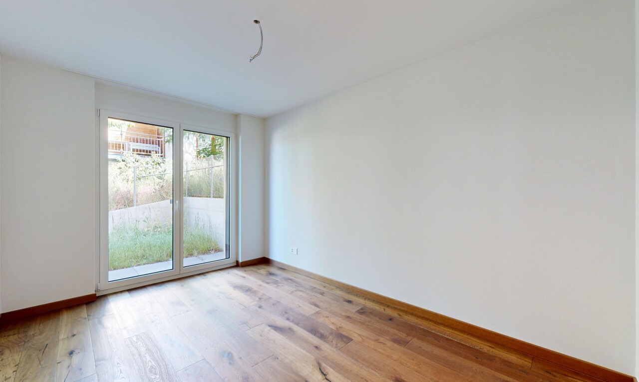 leerer raum mit inside property, holzfußboden, wood finish floor, gipskartonwand, und drywall