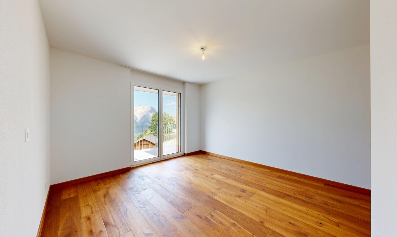 leerer raum mit day time, holzfußboden, wood finish floor, natürliches licht, und natural light