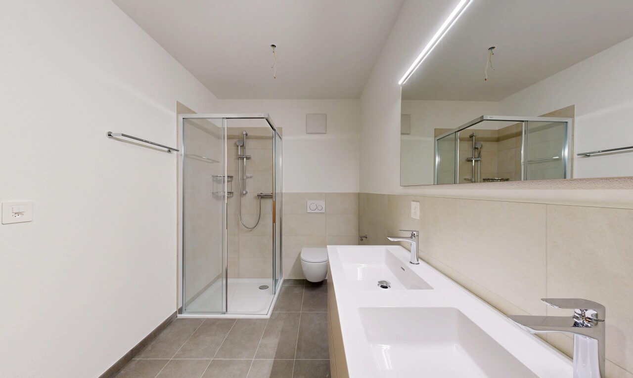 bad mit inside property, komplettes badezimmer, dusche, fliesenwand, und tile wall