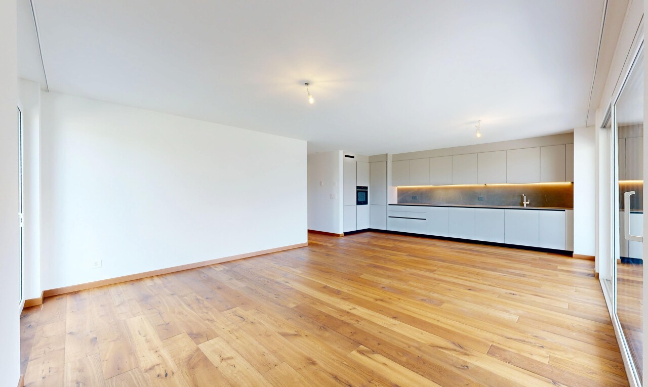leerer raum mit light floor, holzfußboden, wood finish floor, inside property, und gipskartonwand