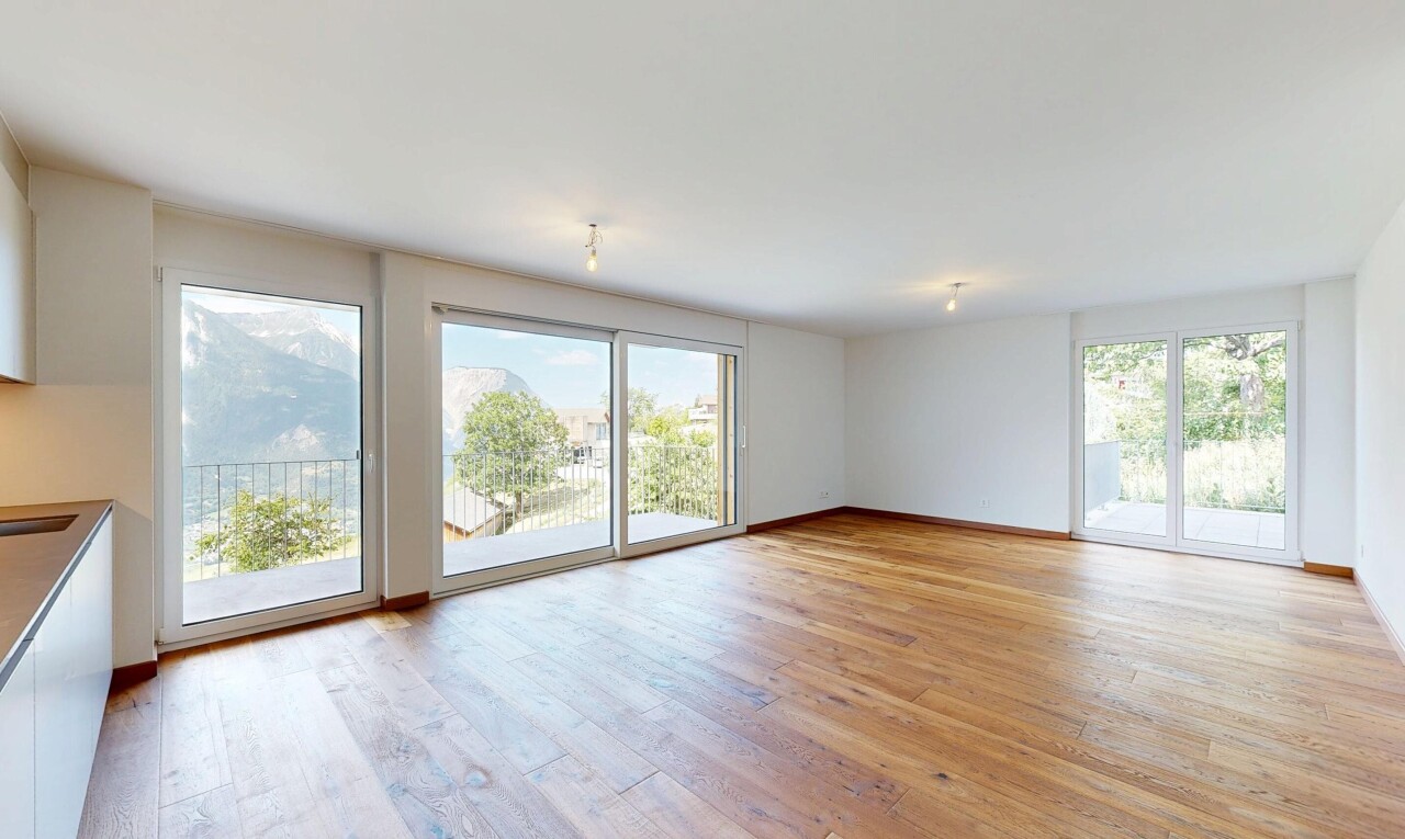 leerer raum mit gipskartonwand, drywall, holzfußboden, wood finish floor, und natürliches licht