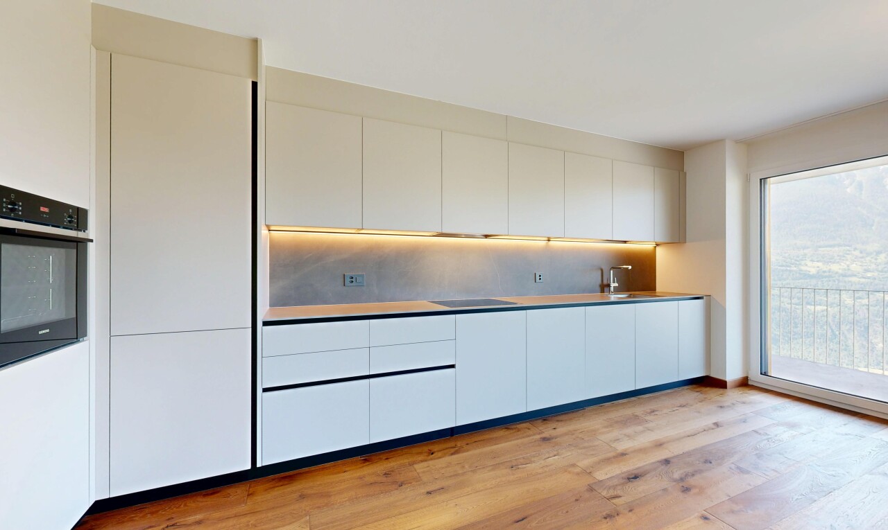küche mit flat panel cabinets, schränke mit flachen paneelen, holzfußboden, wood finish floor, und inside property