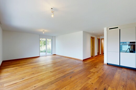 leerer raum mit holzfußboden, wood finish floor, inside property, gipskartonwand, und drywall