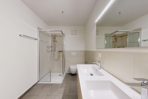 bad mit inside property, komplettes badezimmer, dusche, fliesenwand, und tile wall
