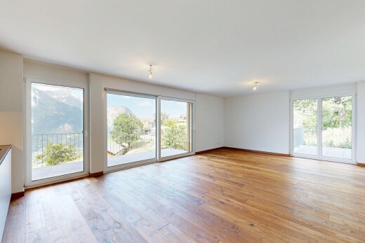 leerer raum mit gipskartonwand, drywall, holzfußboden, wood finish floor, und natürliches licht