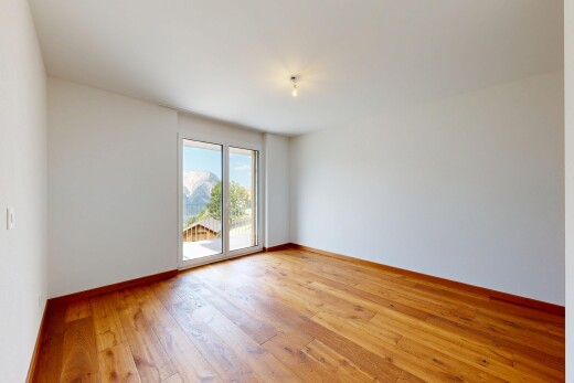 leerer raum mit day time, holzfußboden, wood finish floor, natürliches licht, und natural light