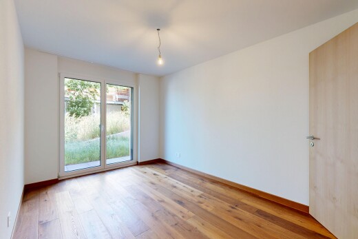 leerer raum mit inside property, holzfußboden, wood finish floor, gipskartonwand, und drywall