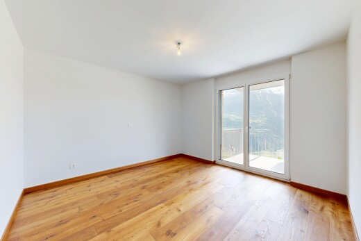 leerer raum mit holzfußboden, wood finish floor, inside property, gipskartonwand, und drywall