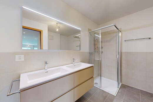 bad mit fliesenwand, tile wall, dusche, doppelwaschtisch, und inside property