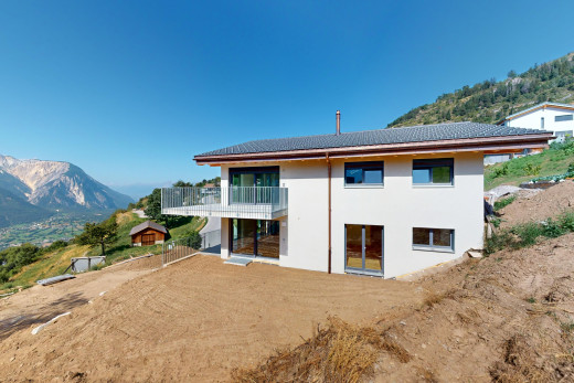 außenansicht mit balkon und blick auf die berge