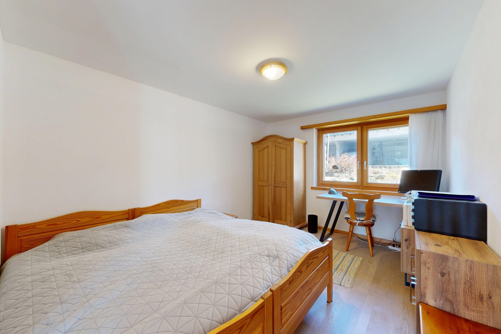 chambre avec cloison sèche, drywall, lumière naturelle, natural light, et sol en finition bois