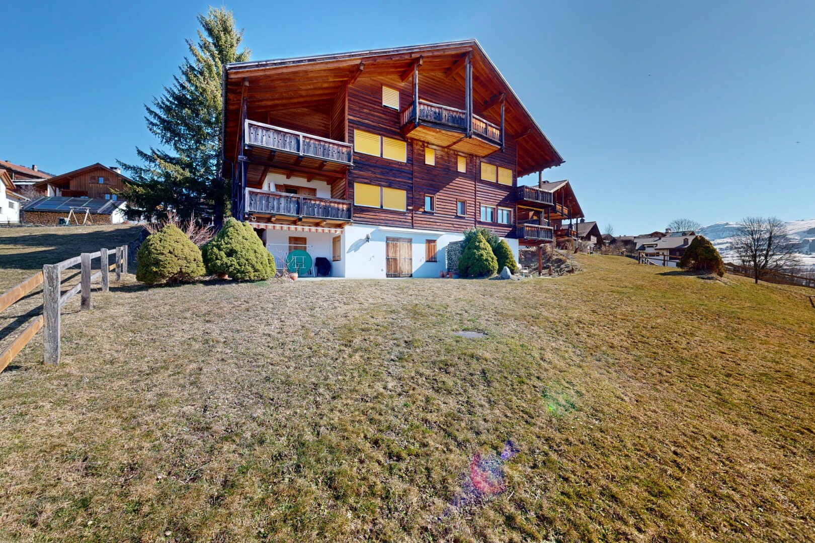 façade avec day time, balcon, pelouse, from community, et apartment complex view