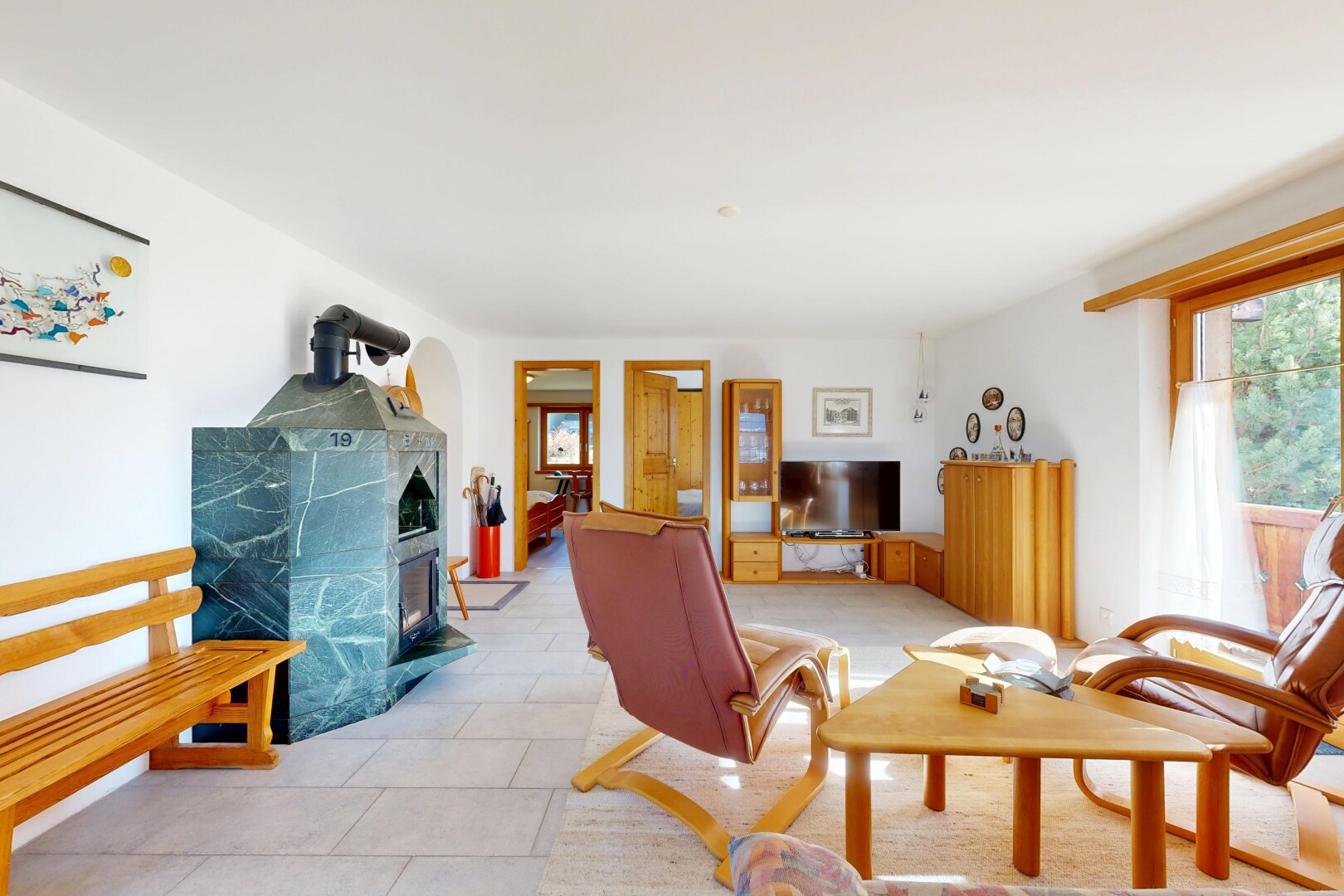 salon avec télévision, cloison sèche, drywall, inside property, et lumière naturelle