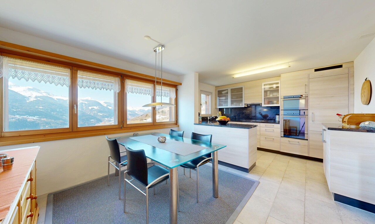 salle à manger avec inside property, backsplash, natural light, lumière naturelle, et light floor
