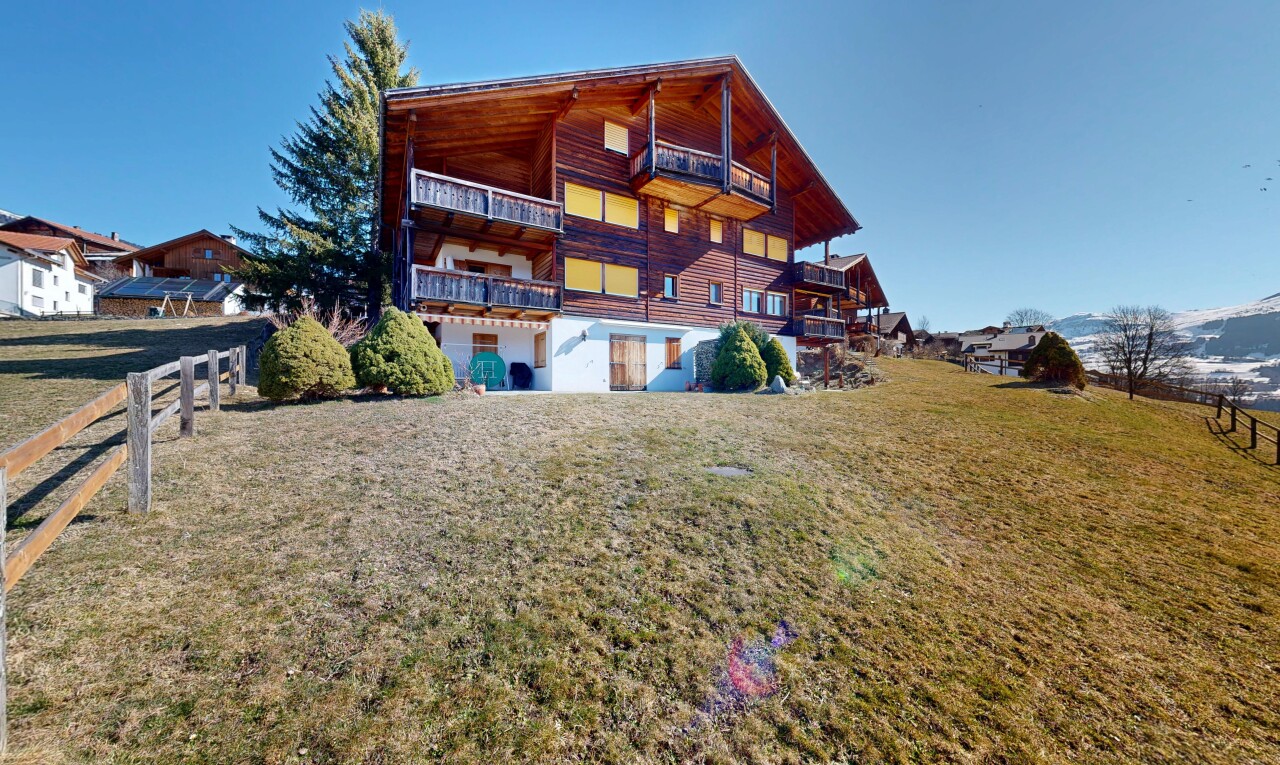 façade avec day time, balcon, pelouse, from community, et apartment complex view
