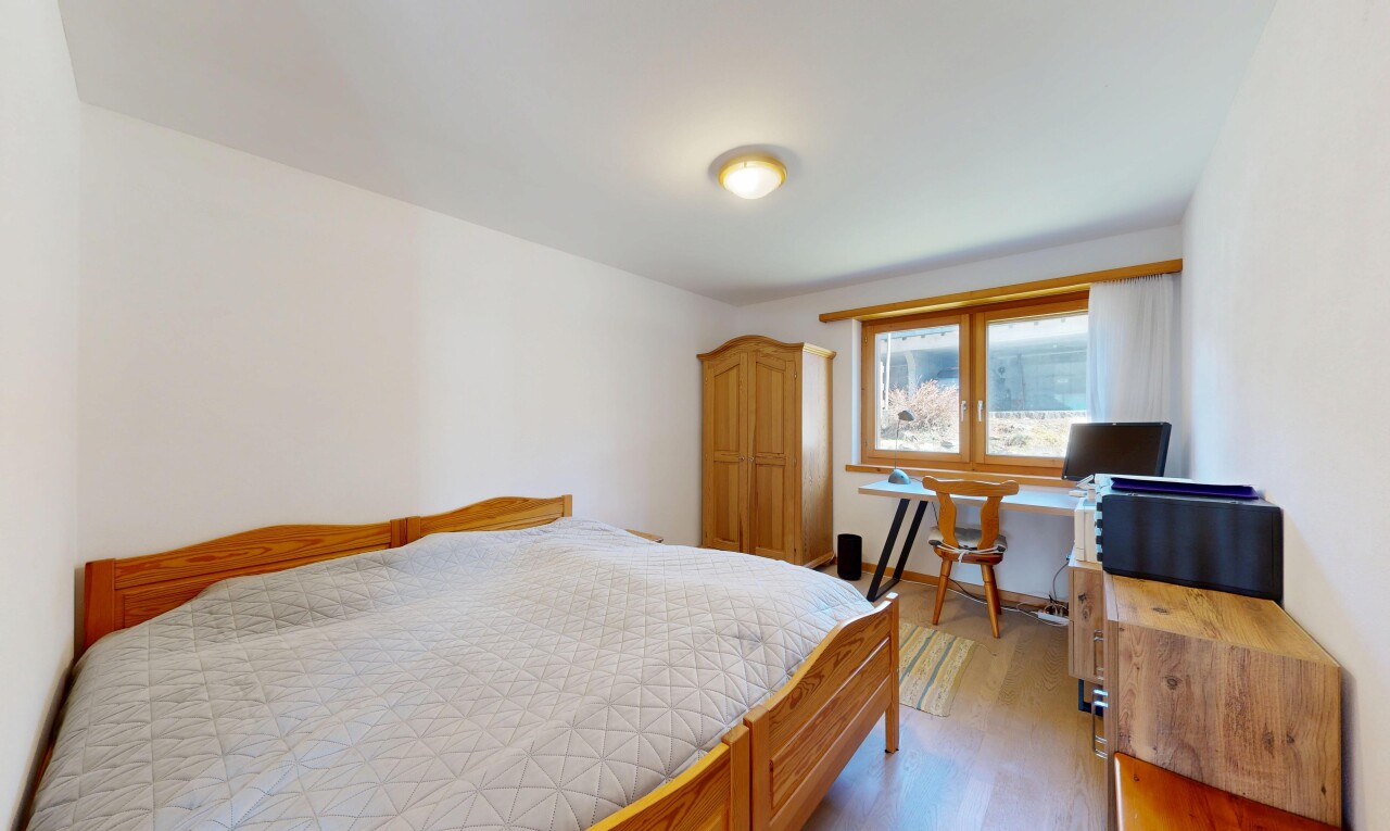 chambre avec cloison sèche, drywall, lumière naturelle, natural light, et sol en finition bois