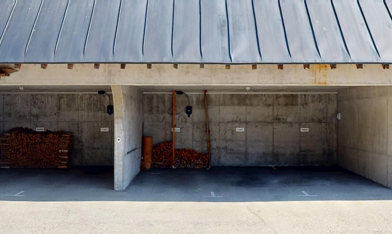 extérieur du bâtiment avec parking