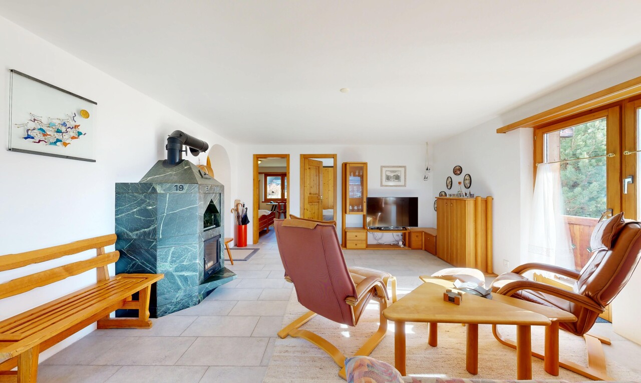 salon avec télévision, cloison sèche, drywall, inside property, et lumière naturelle