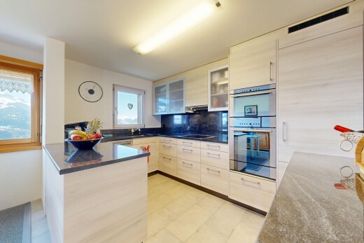 küche mit küchentheke, kitchen peninsula, schränke mit glastüren, glass insert cabinets, und dark countertops