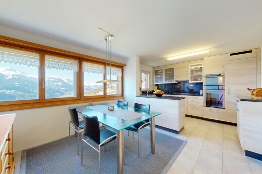 esszimmer mit inside property, küchenrückwand beim Herd, natural light, natürliches licht, und light floor