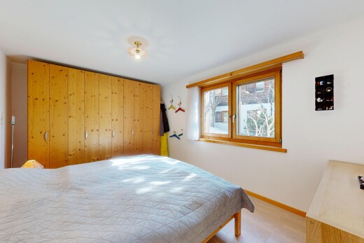 zimmer / schlafzimmer mit drywall, gipskartonwand, natural light, natürliches licht, und inside property