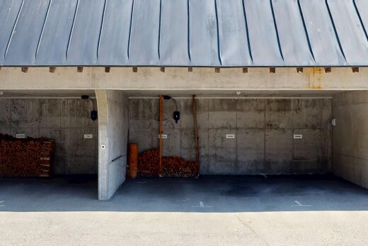 außenansicht mit parkplatz