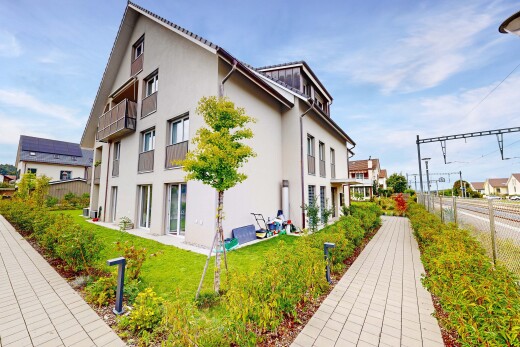 außenansicht mit zaun, property visible, day time, stuckverkleidung, und rasen