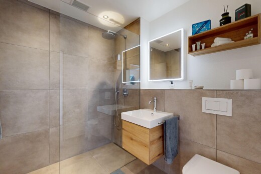 bad mit schminktisch, tile shower, komplettes badezimmer, dusche, und spiegel