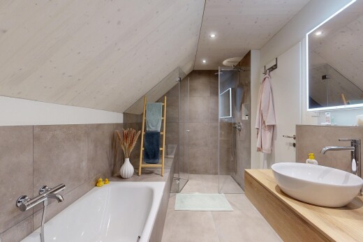 bad mit inside property, dachschräge, vaulted ceiling, komplettes badezimmer, und waschbecken