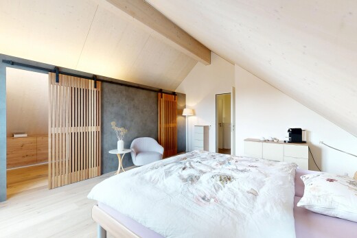 zimmer / schlafzimmer mit bauernhaustür, balkendecke, beamed ceiling, dachschräge, und vaulted ceiling