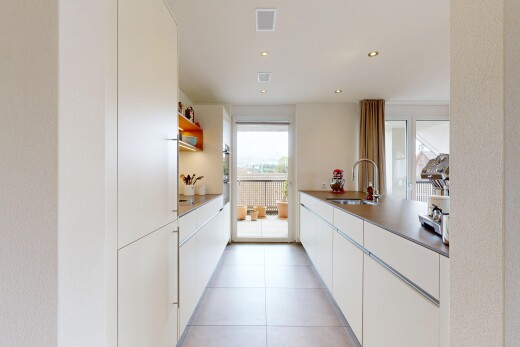 küche mit weiße schränke, natürliches licht, natural light, einbauleuchten, und recessed lighting