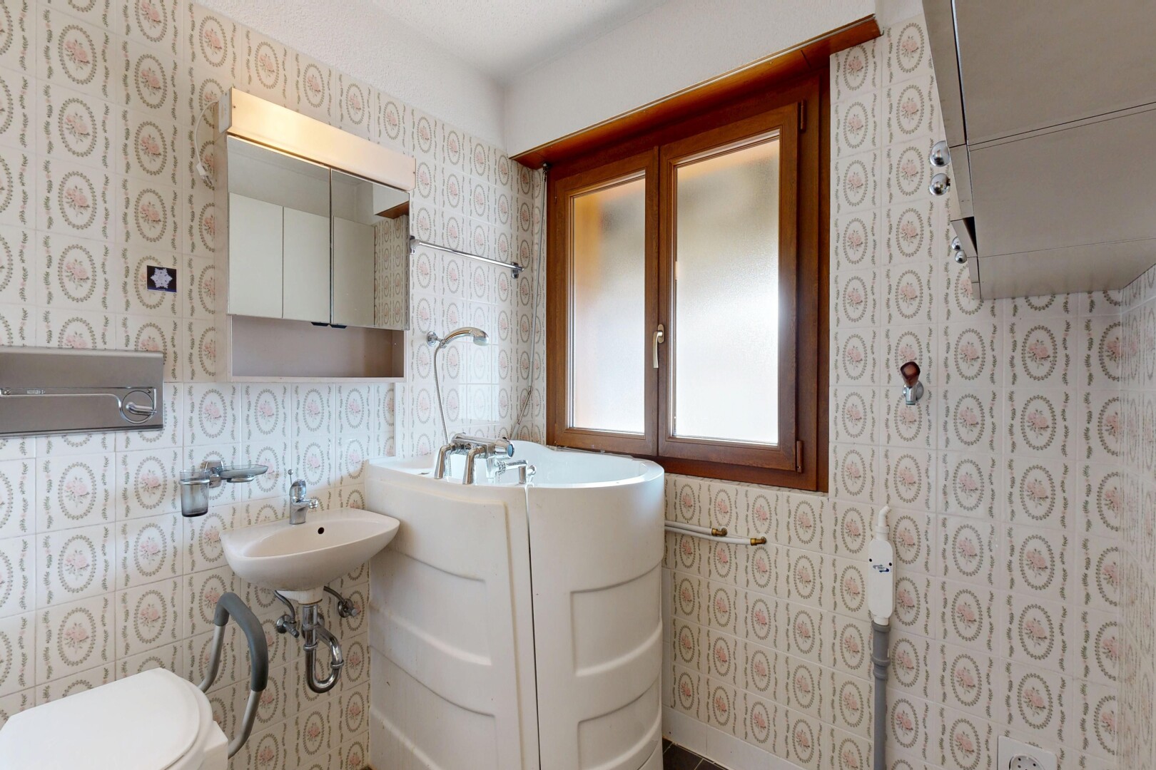 bad mit spiegel, toilette, inside property, natürliches licht, und natural light
