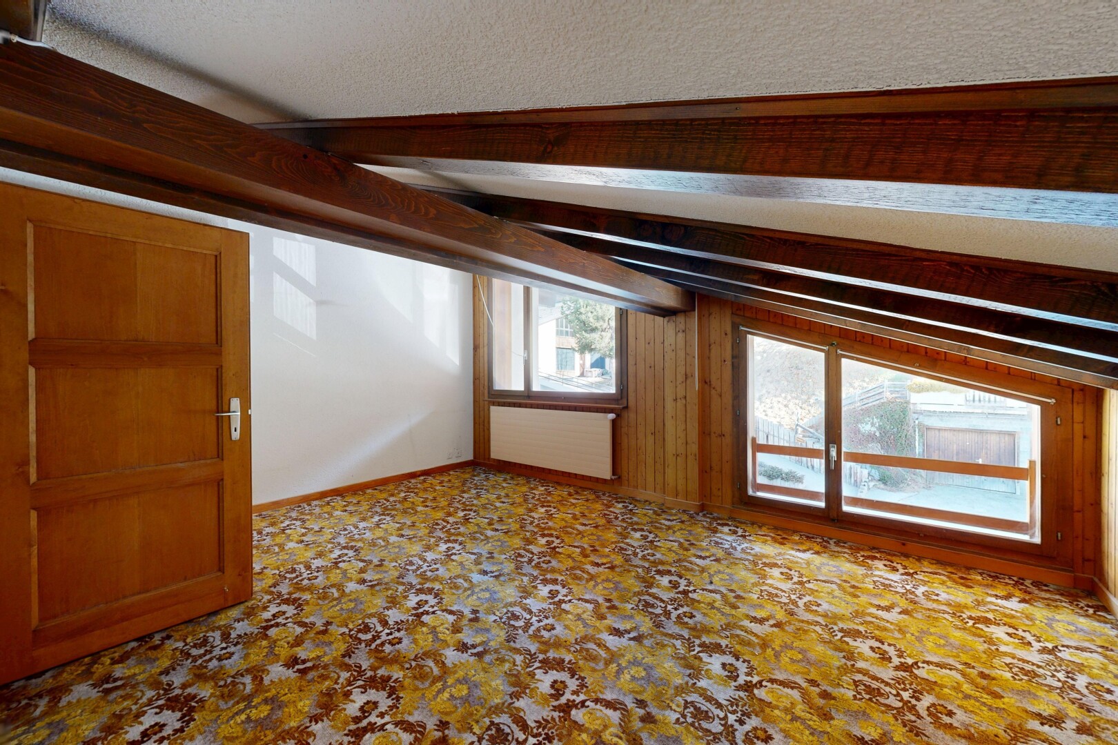 leerer raum mit inside property, balkendecke, beamed ceiling, natürliches licht, und natural light