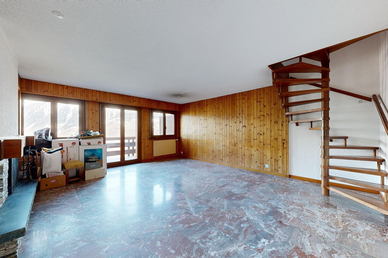 leerer raum mit treppen, inside property, holzwand, wood wall, und natürliches licht