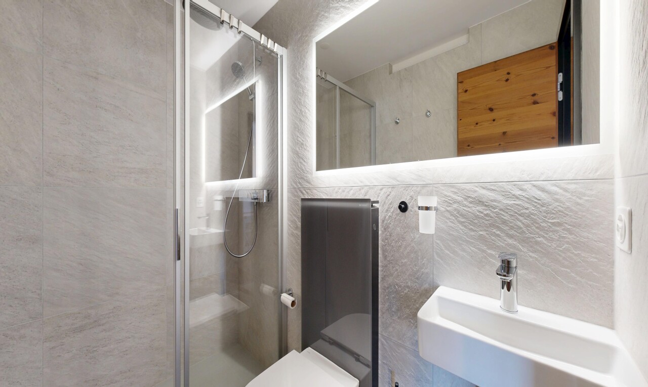 bad mit spiegel, toilette, dusche, komplettes badezimmer, und inside property