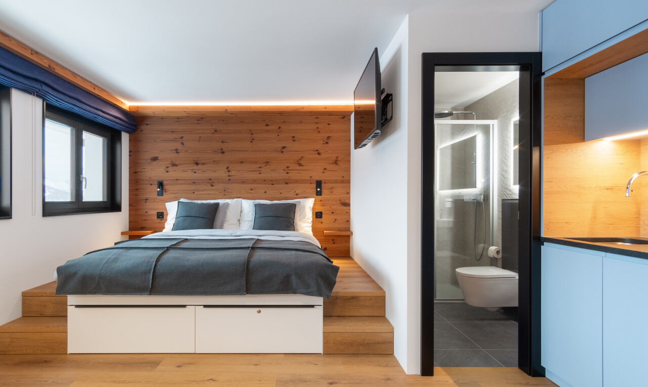 zimmer / schlafzimmer mit holzfußboden, wood finish floor, gipskartonwand, drywall, und inside property