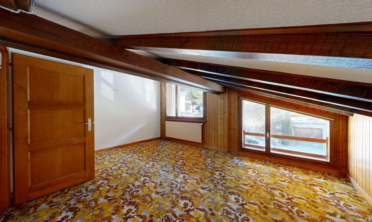 leerer raum mit inside property, balkendecke, beamed ceiling, natürliches licht, und natural light