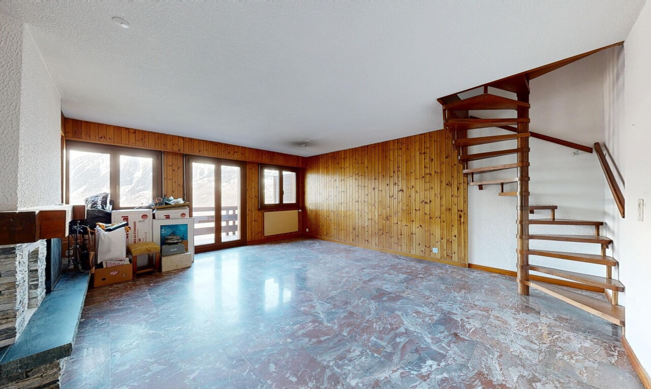 leerer raum mit treppen, inside property, holzwand, wood wall, und natürliches licht