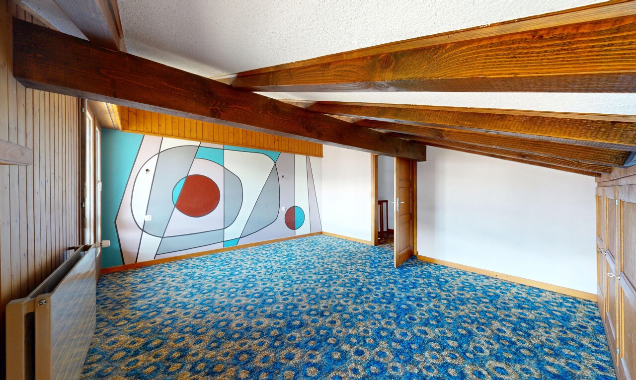 leerer raum mit gipskartonwand, drywall, balkendecke, beamed ceiling, und sockelleisten